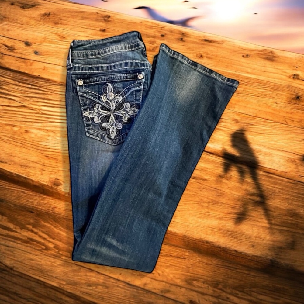 Miss me bootcut Size 28 floral fleur de lis design on back pockets. Beautiful - Picture 14 of 17